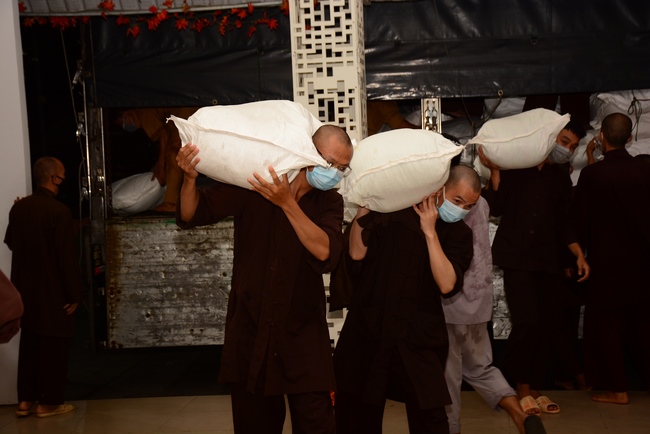 Chùa Hoằng Pháp: Tiếp tục hỗ trợ người dân khó khăn trong đại dịch Covid (đợt 8)